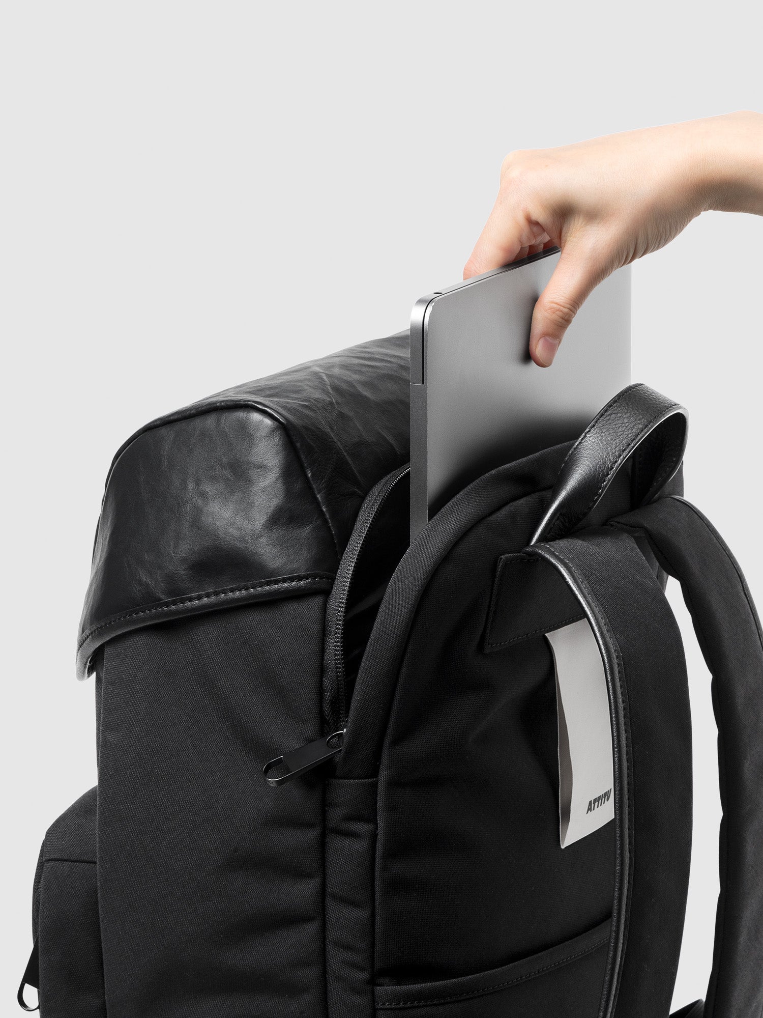 CORDURA®×レザー コンビスクエアバックパック