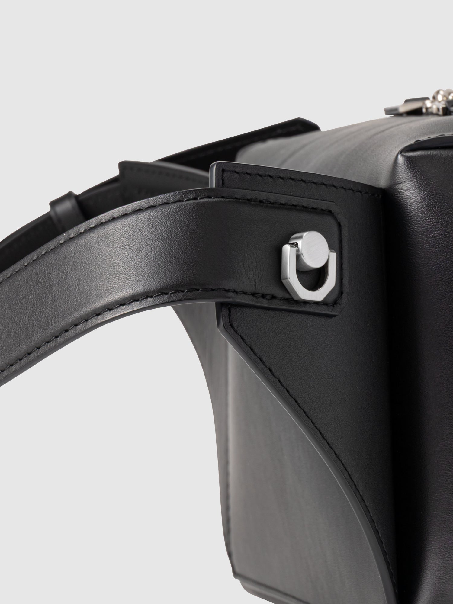 【新発売】ストレイヴン クロスボディバッグ