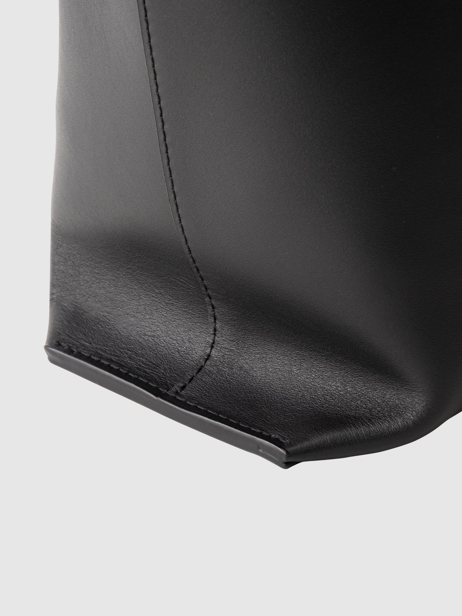 【新発売】ストレイヴン クロスボディバッグ