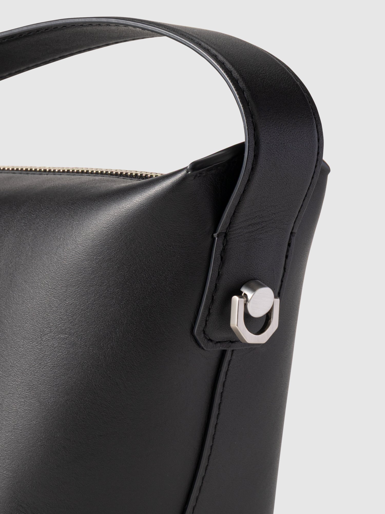 【新発売】ストレイヴン ミディアムショルダー