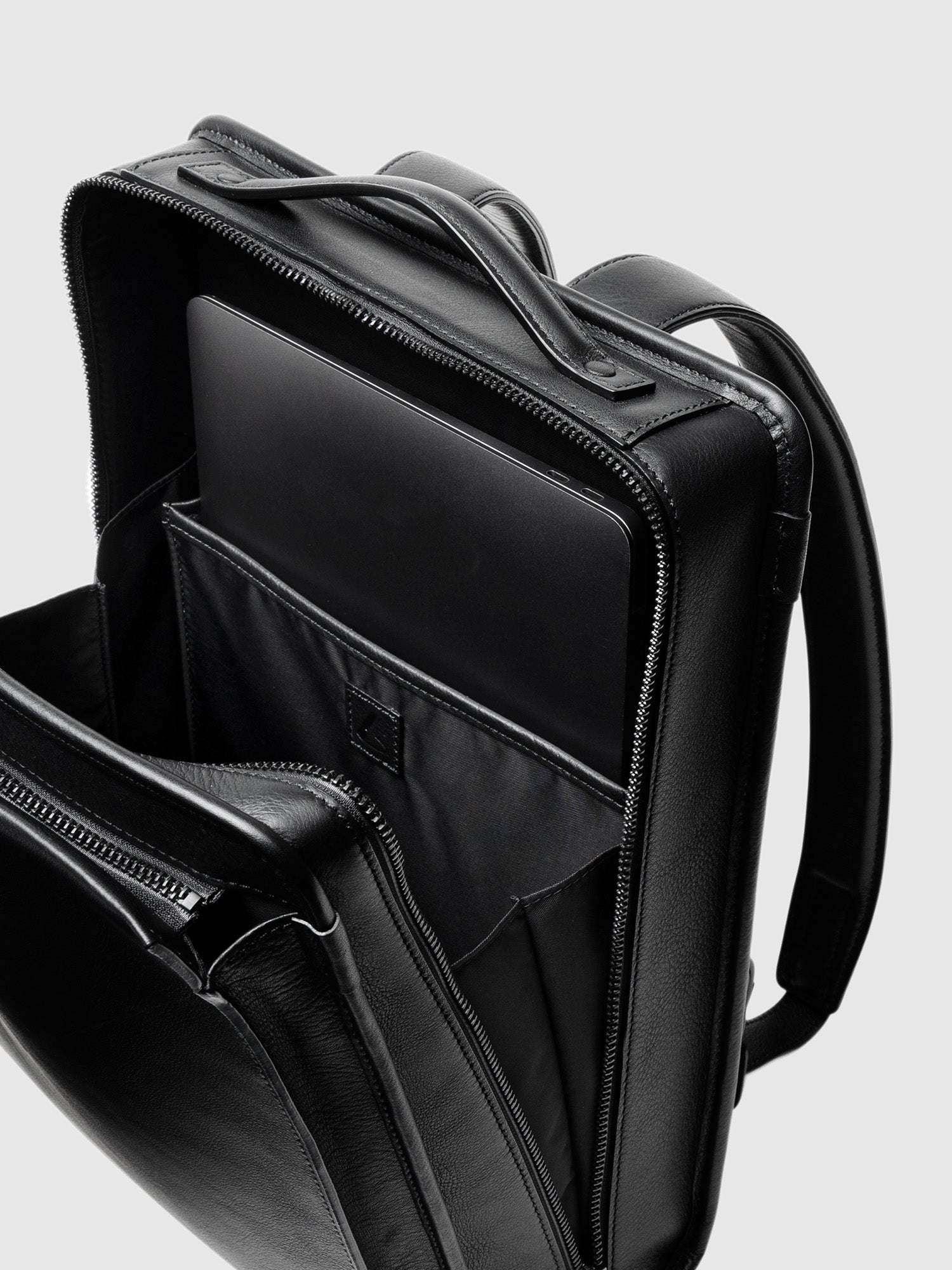 【新色】ヴァイノ ミディアム スクエアバックパック(防水革)