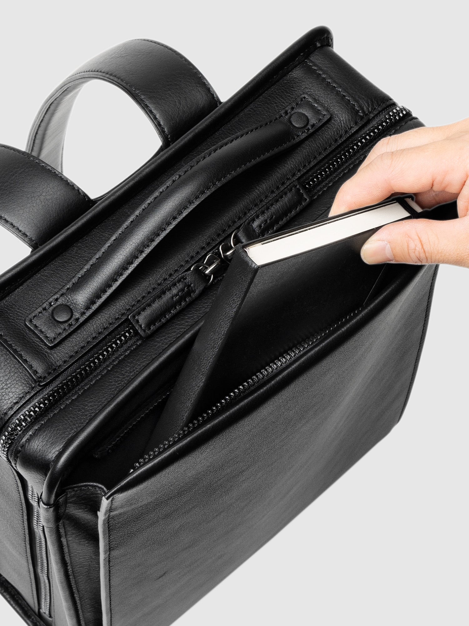 【新色】ヴァイノ ミディアム スクエアバックパック(防水革)