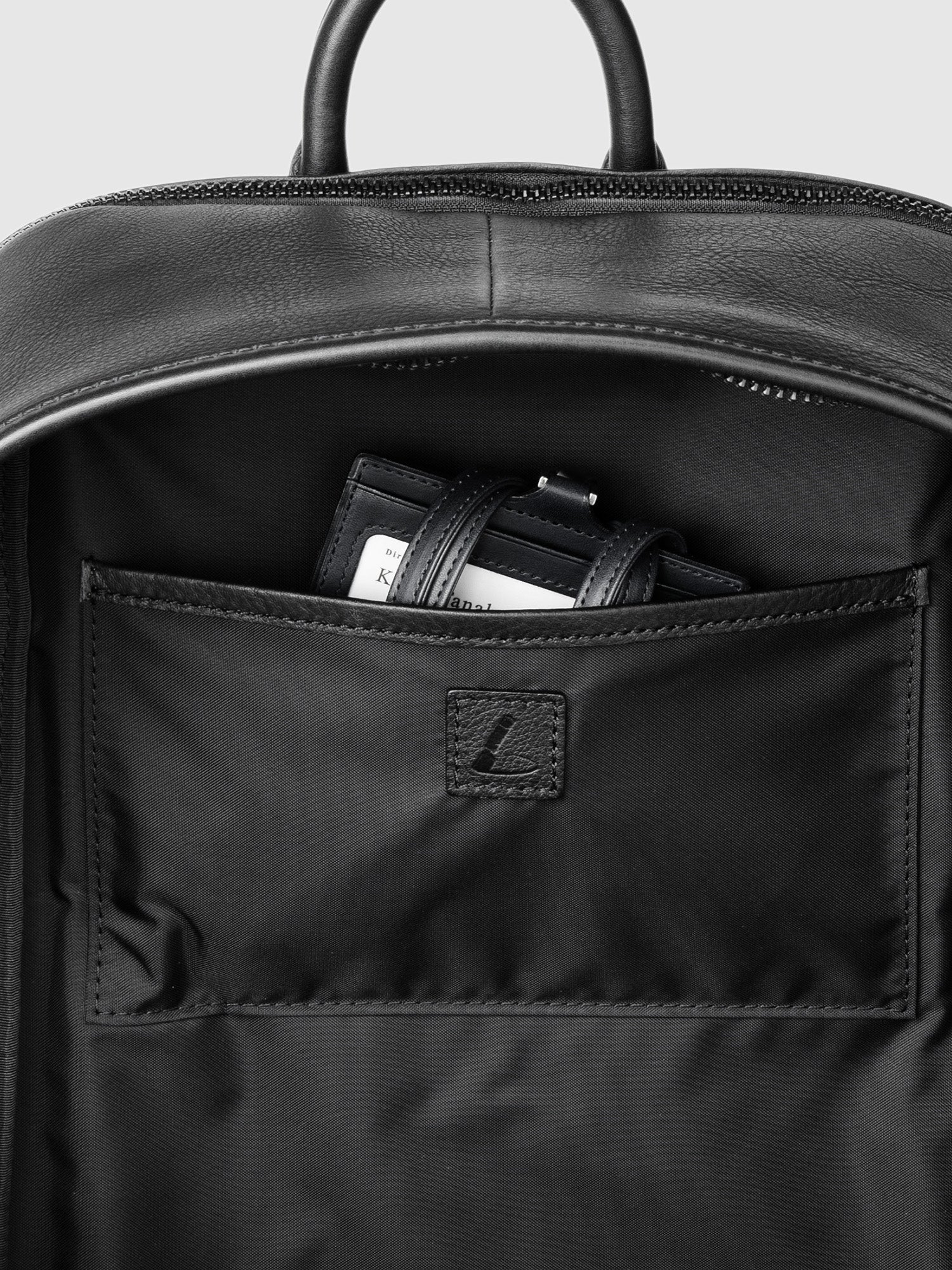 【新色】ヴァイノ ラウンドバックパック(防水革)