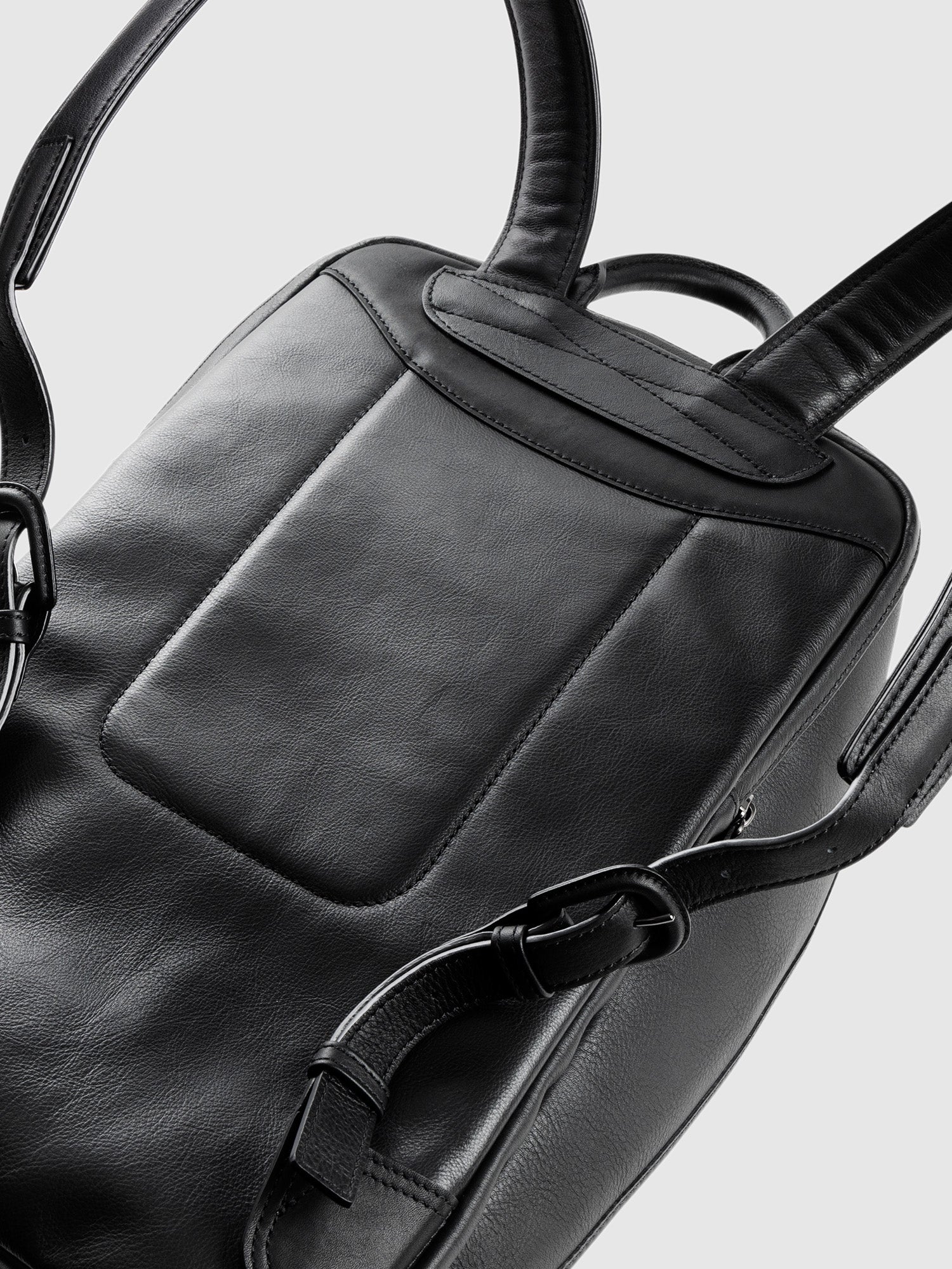 【新色】ヴァイノ ラウンドバックパック(防水革)