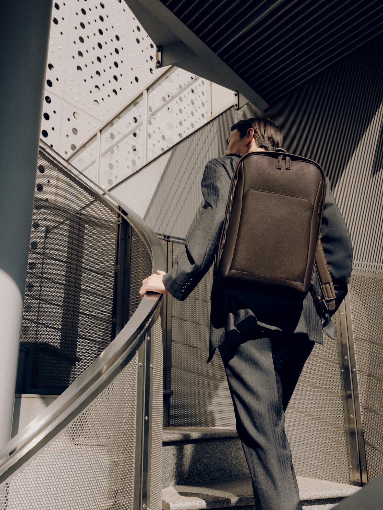 【新色】ヴァイノ ラウンドバックパック(防水革)