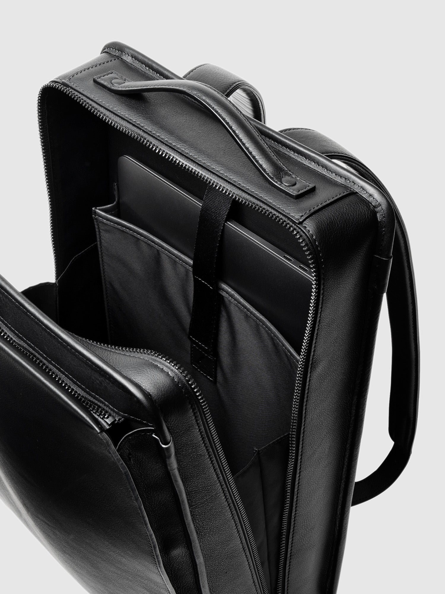 【新色】ヴァイノ スクエアバックパック(防水革)