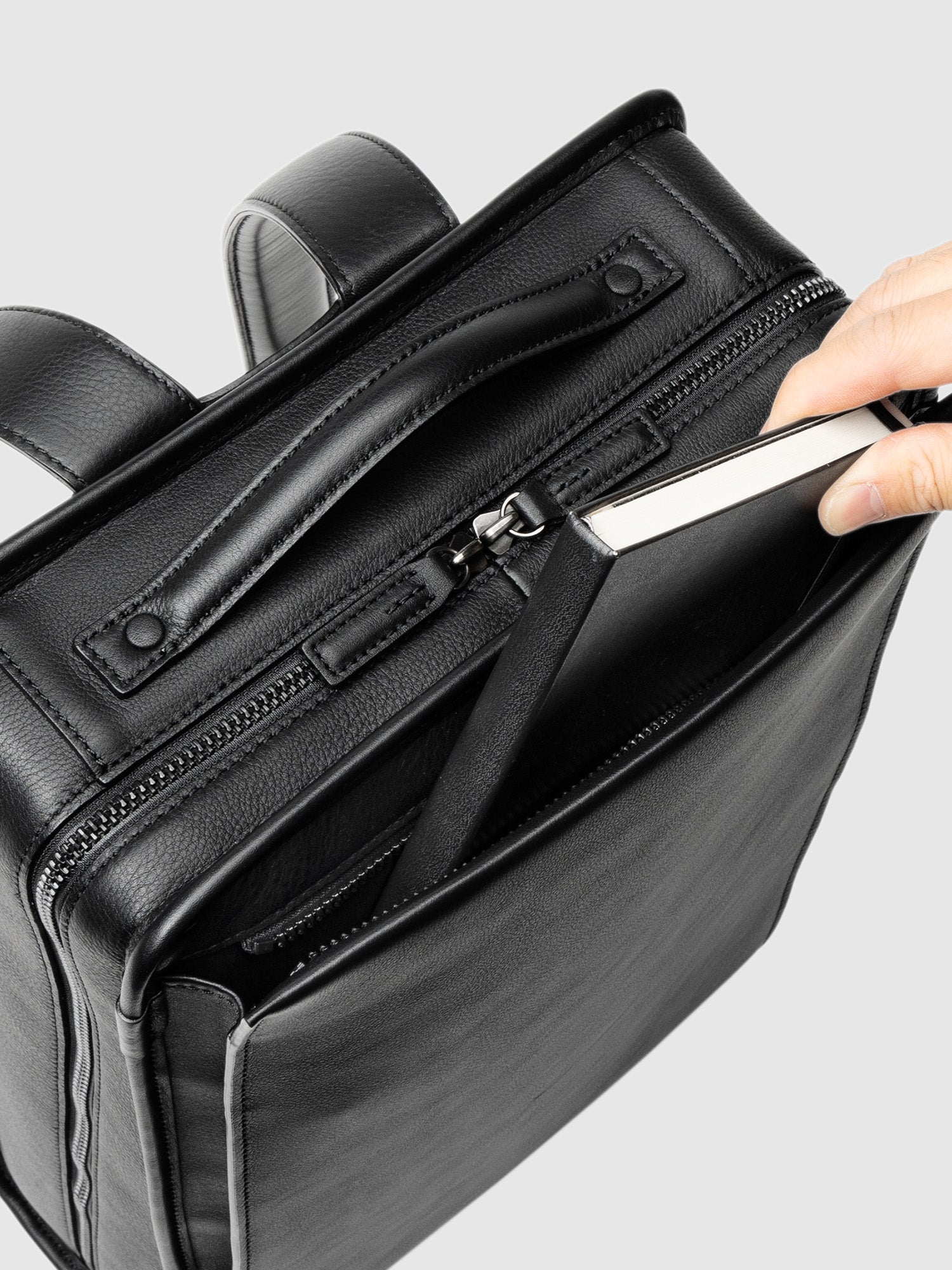 【新色】ヴァイノ スクエアバックパック(防水革)