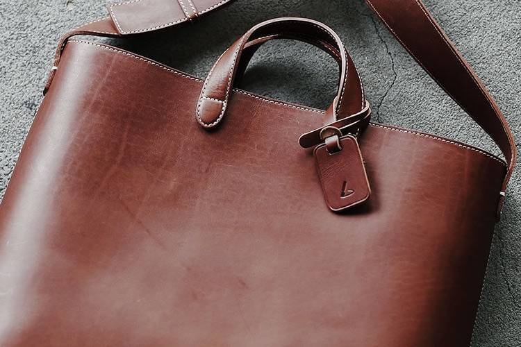 「トラ」――革に刻まれた、天然の証。