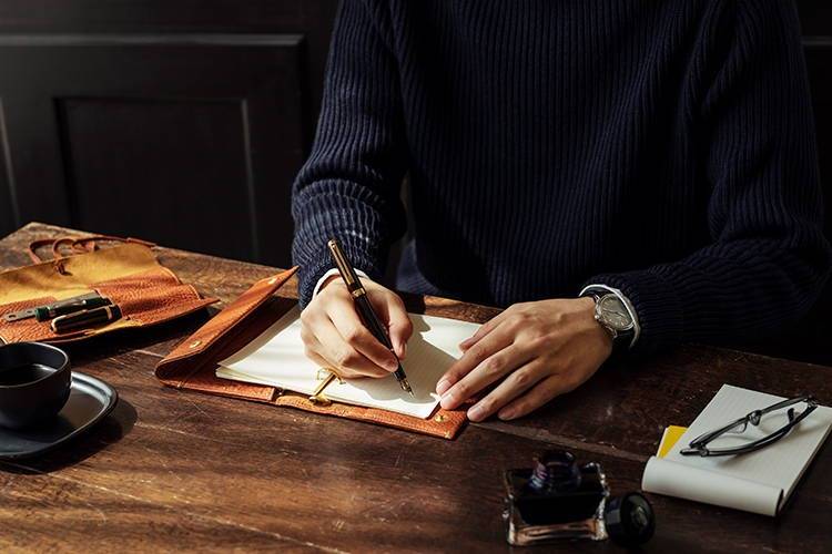 「書く」「読む」時間を豊かに彩る、レザーアイテム。