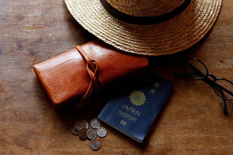 旅を刻む革財布