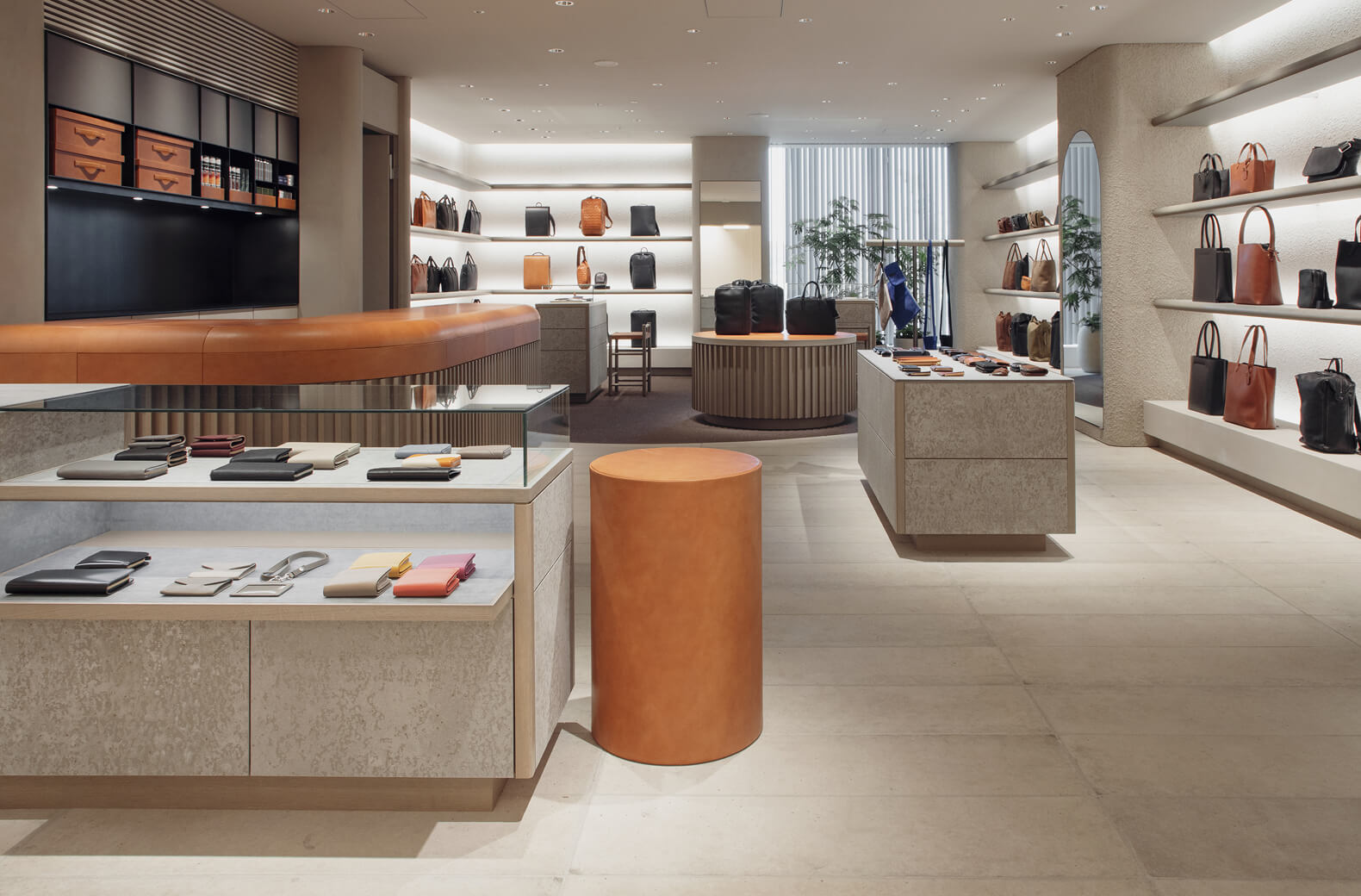 60周年を迎えた、土屋鞄の店舗にお越しください