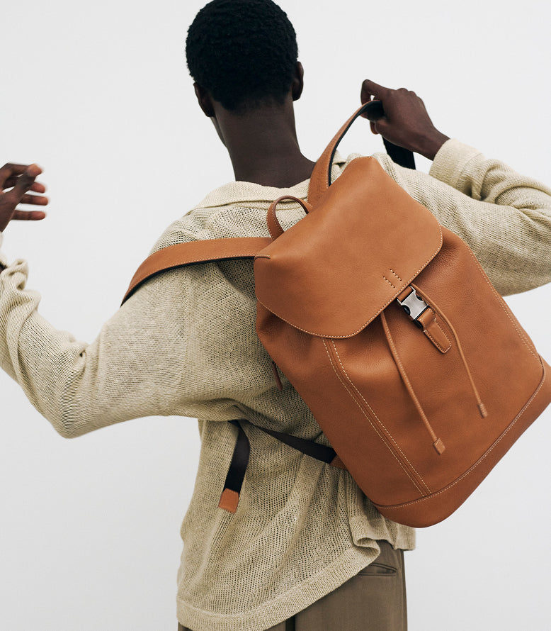 革の自然な色味を感じさせる
数量限定色「タン」