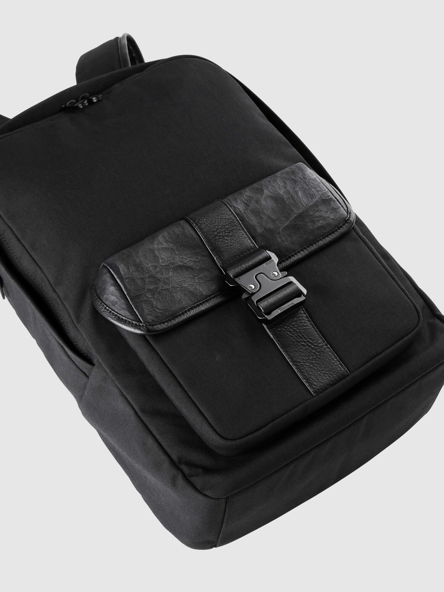 CORDURA®×レザー コンビスリムバックパック