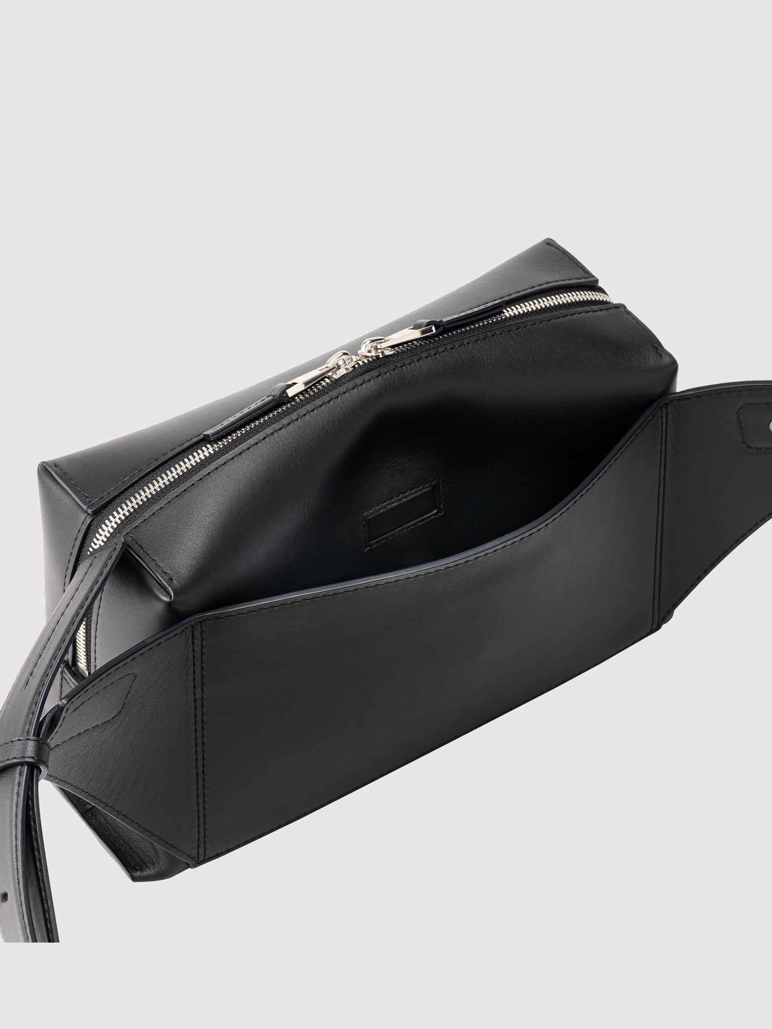 【新発売】ストレイヴン  クロスボディバッグ