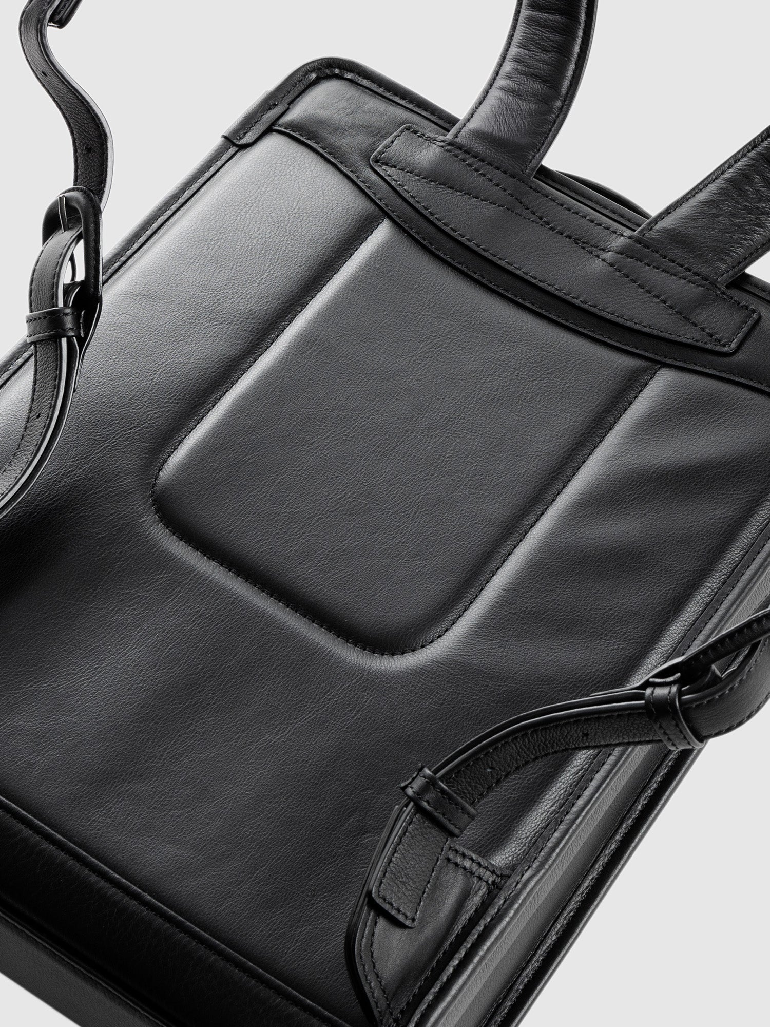 【新色】ヴァイノ ミディアム スクエアバックパック(防水革)