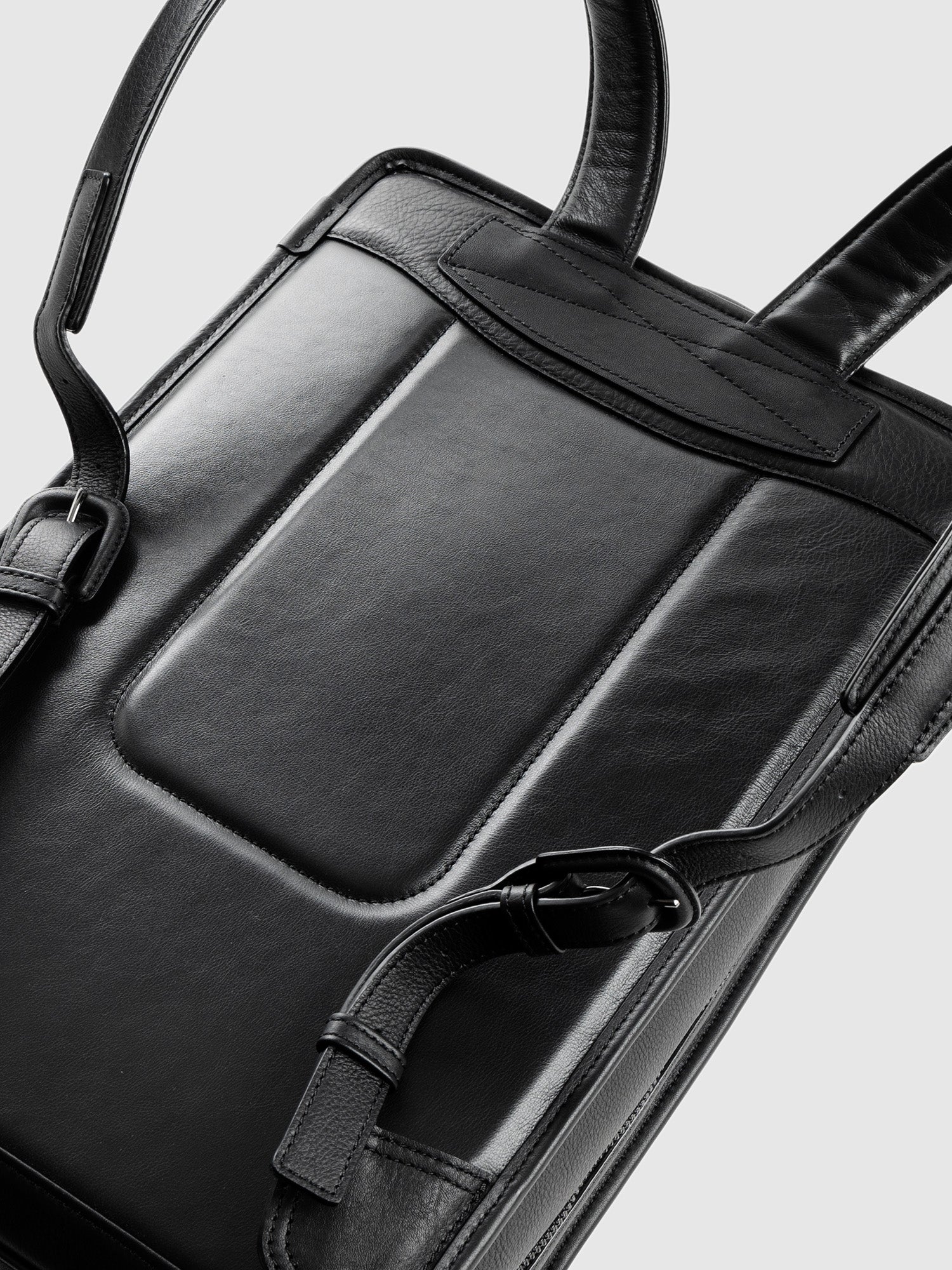 【新色】ヴァイノ スクエアバックパック(防水革)